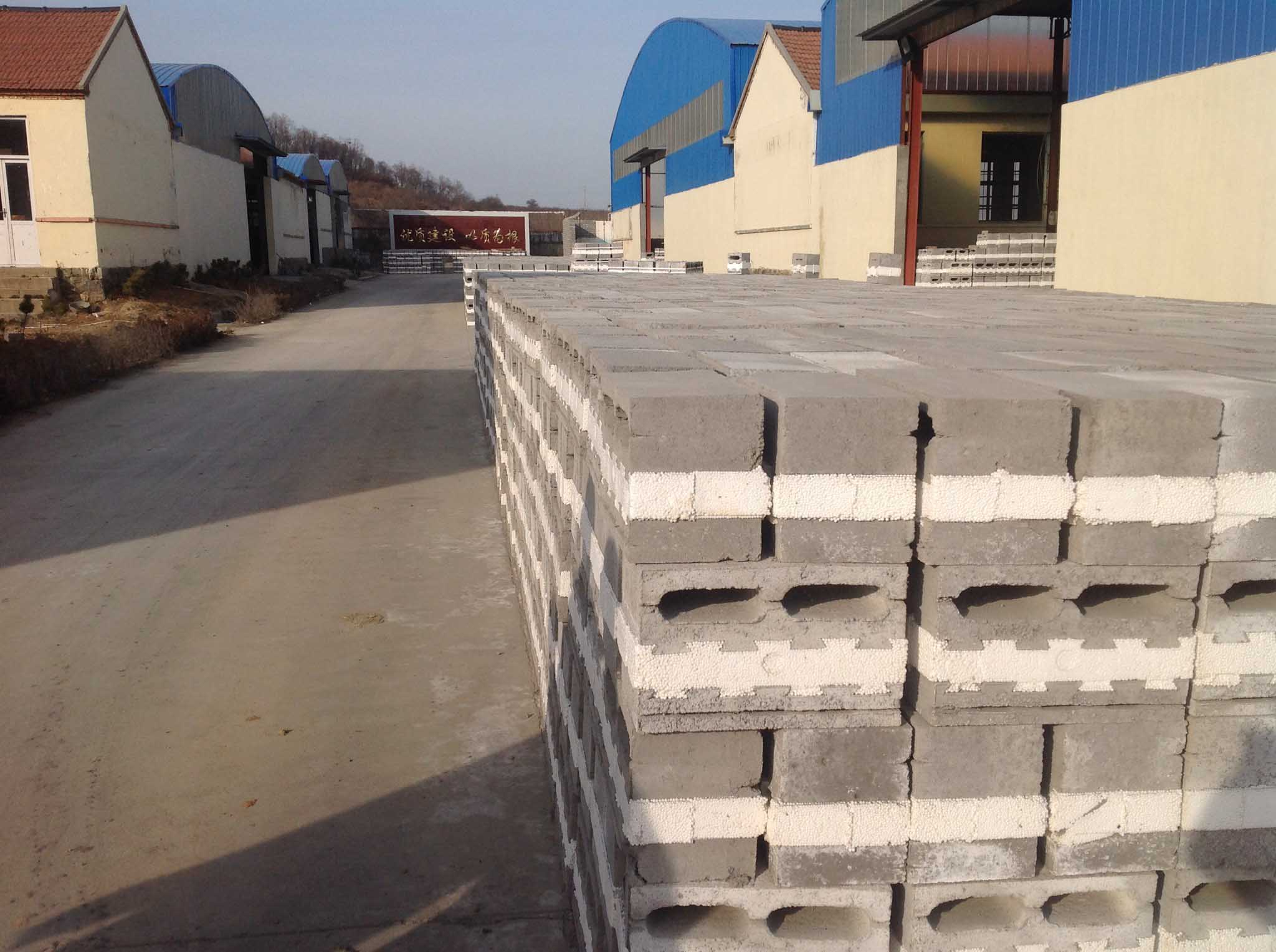 新型自保溫砌塊機與保溫砌塊 保定華銳方正引領建筑節(jié)能新未來